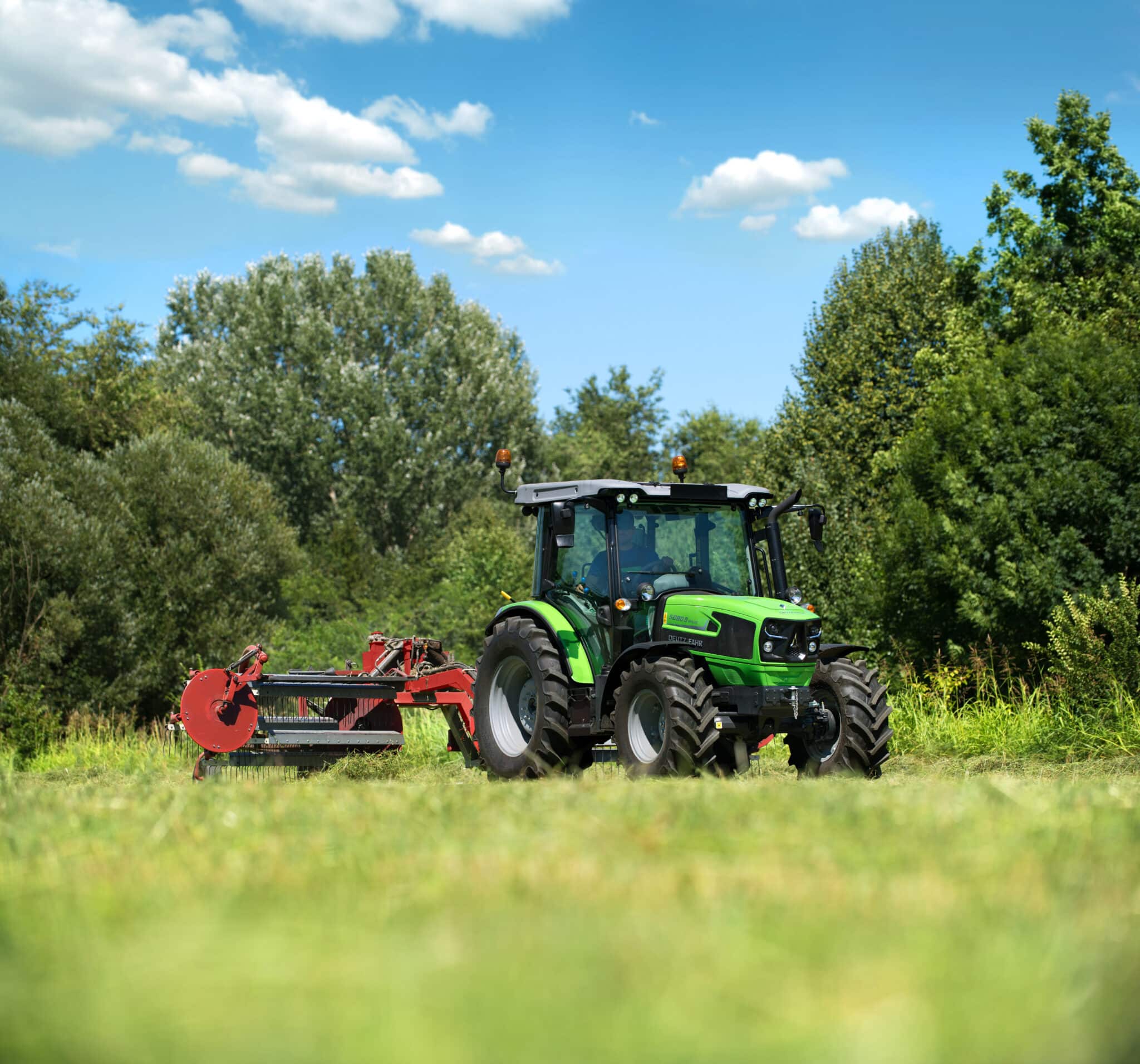 DEUTZ-FAHR Serie 5 Keyline - kører på græs