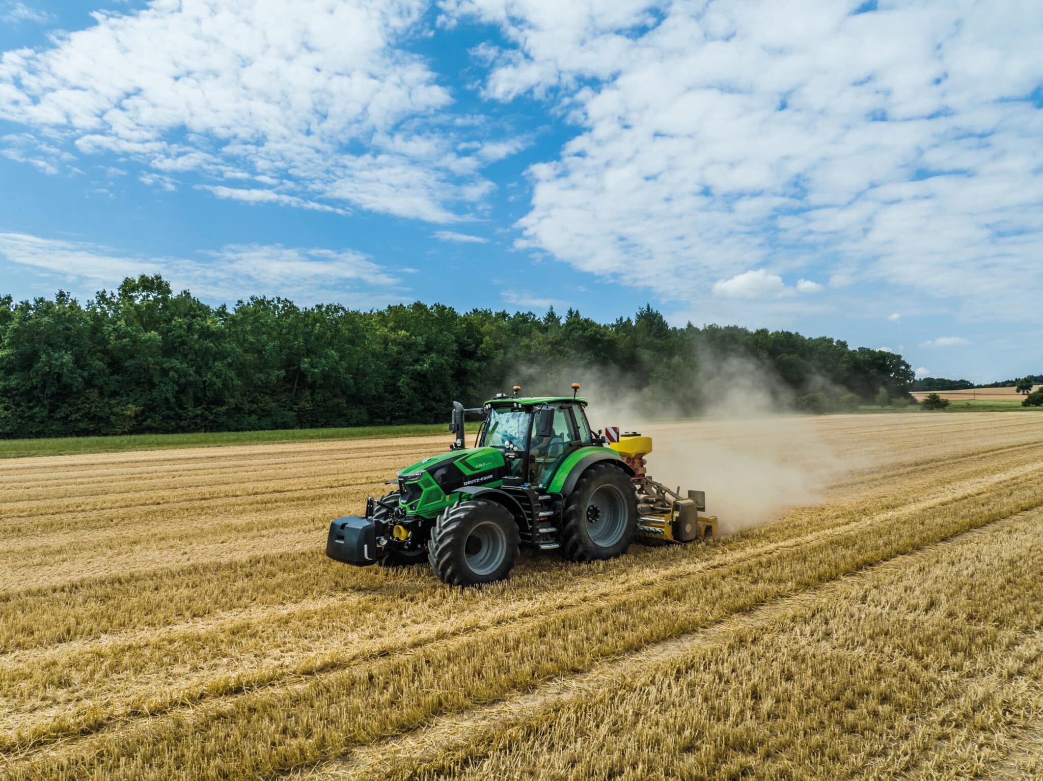 Deutz-Fahr Serie 6 - kører på støvet mark