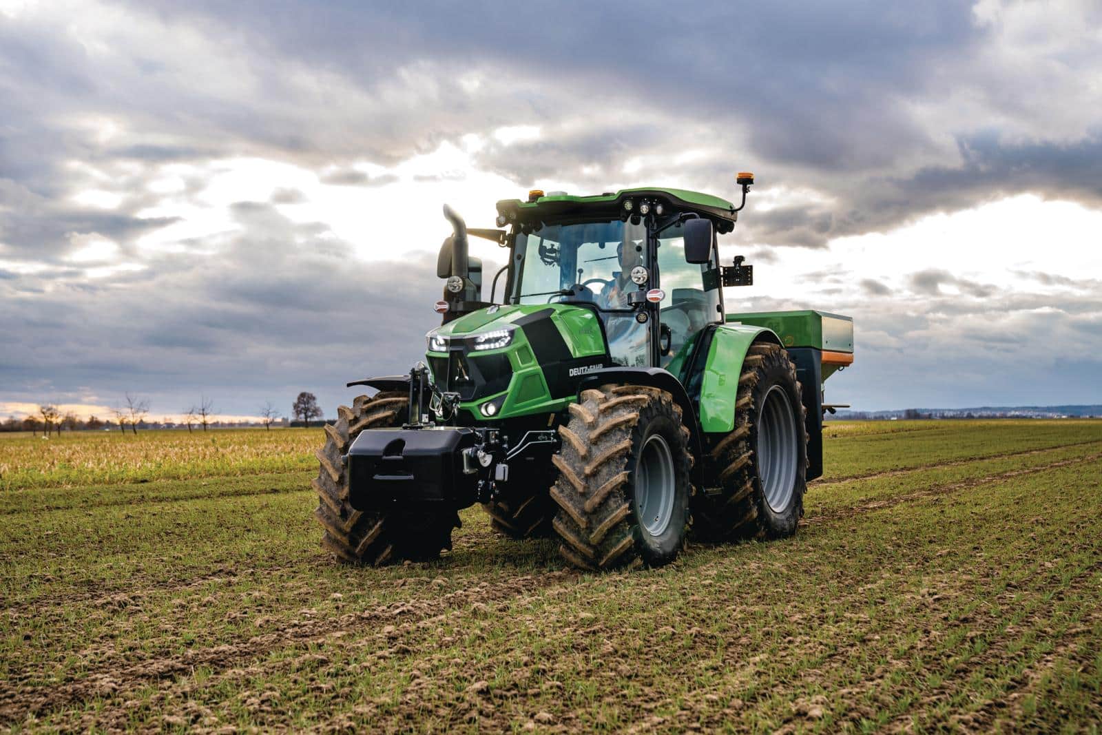 Deutz-Fahr Serie 6 - kører på mark med afgrøder